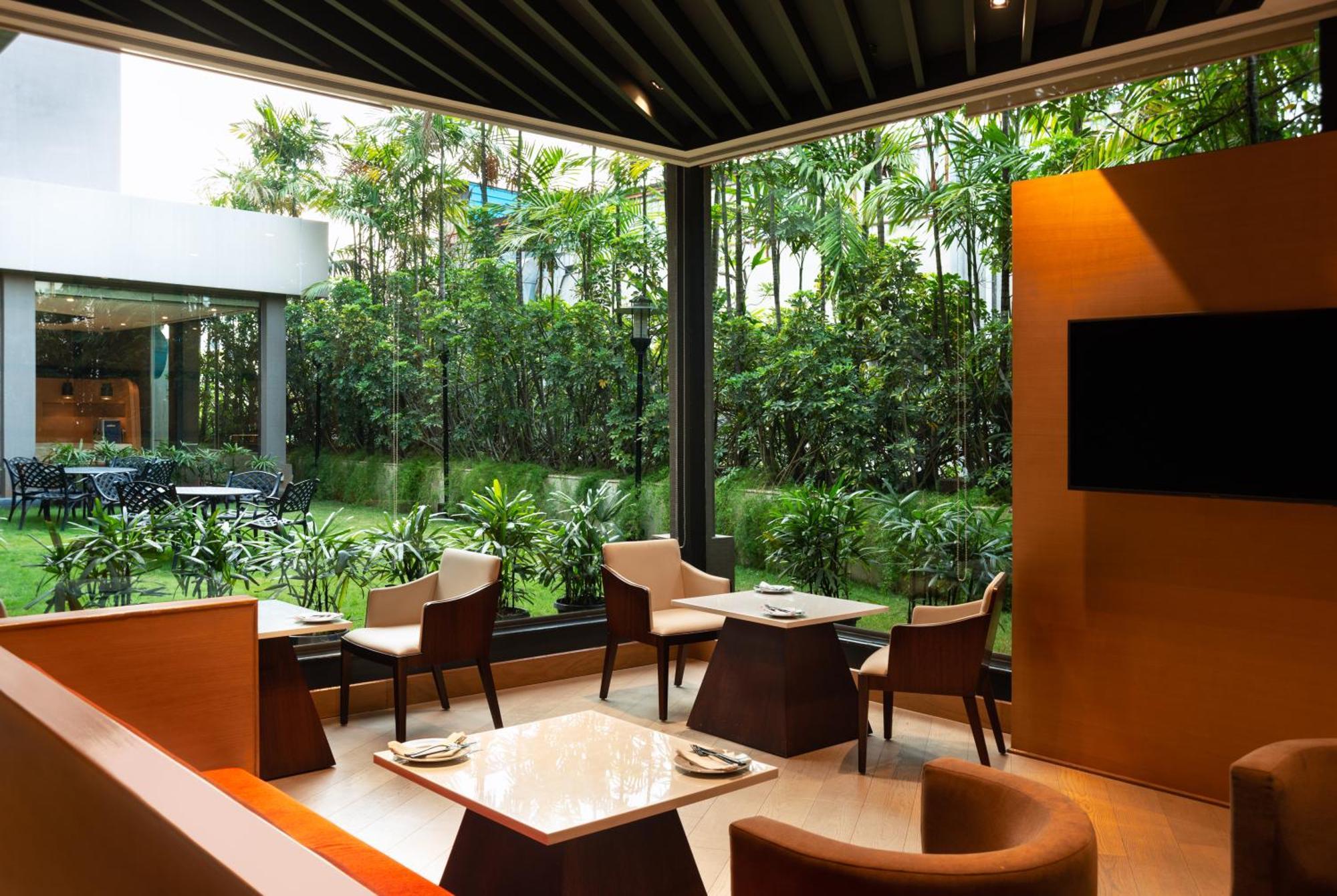 Radisson Blu Bengaluru Outer Ring Road Hotel Exterior foto