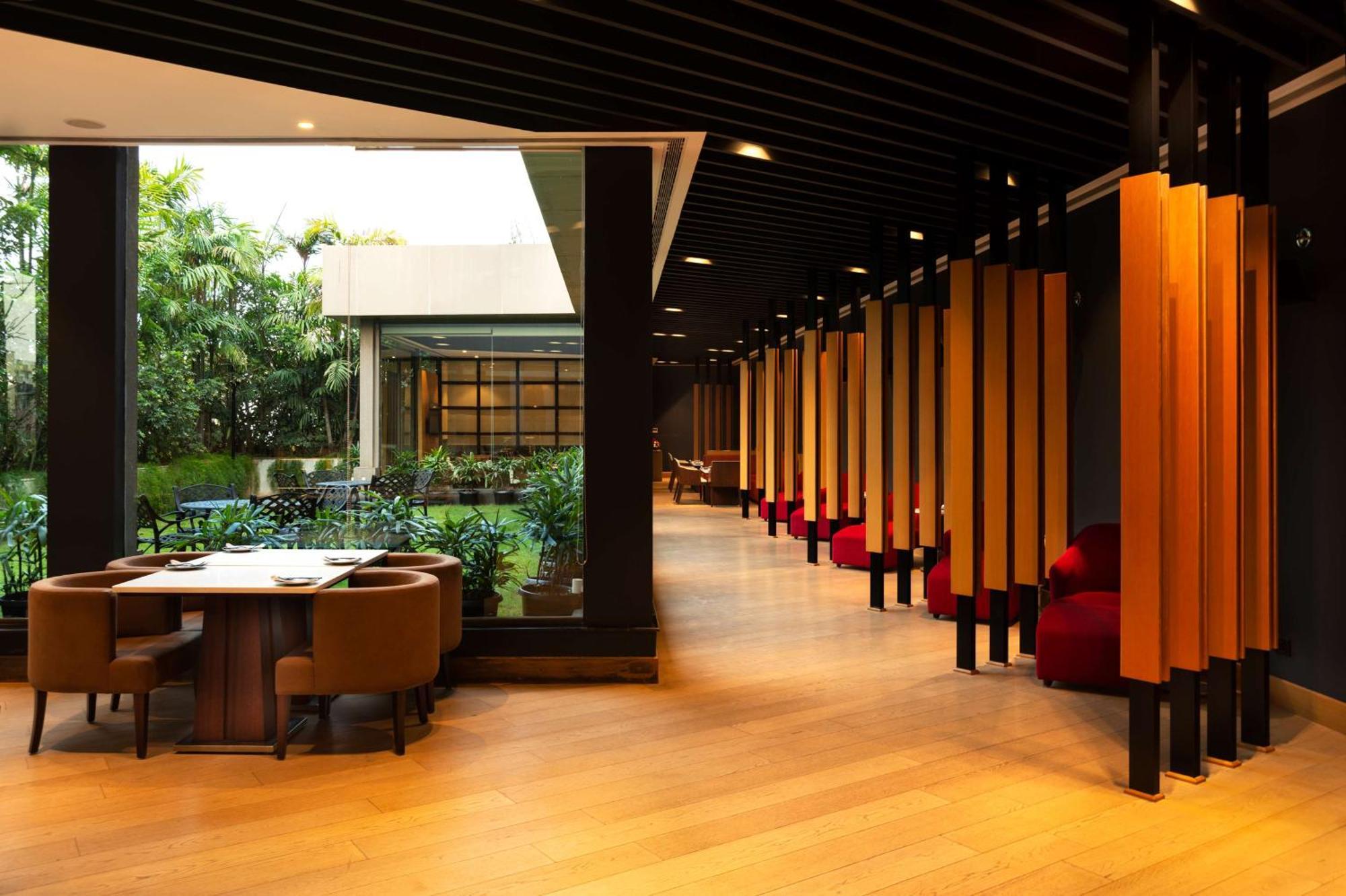 Radisson Blu Bengaluru Outer Ring Road Hotel Exterior foto