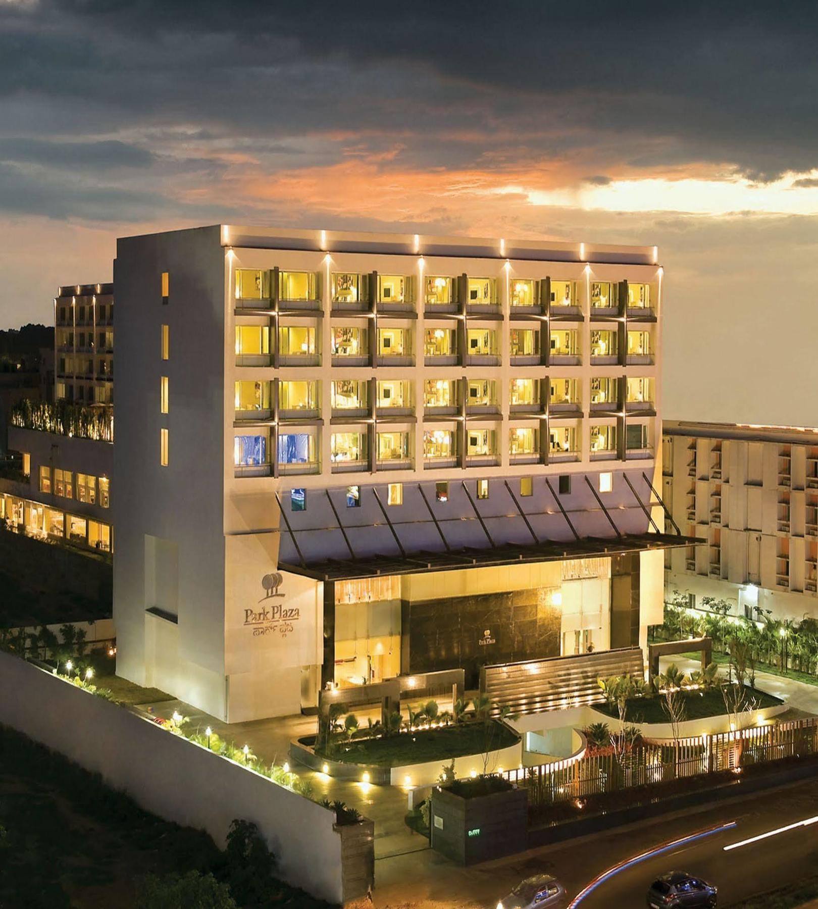 Radisson Blu Bengaluru Outer Ring Road Hotel Exterior foto
